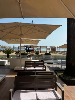 First Floor Apartment next to the Sea 101
